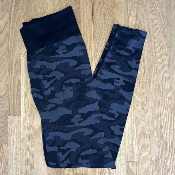 PINK  | Camo Seamless Scrunch Butt Leggings - Picture 3 of 6